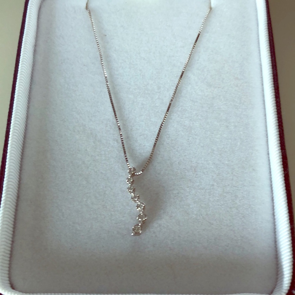 Sterling silver 7 diamond pendant necklace